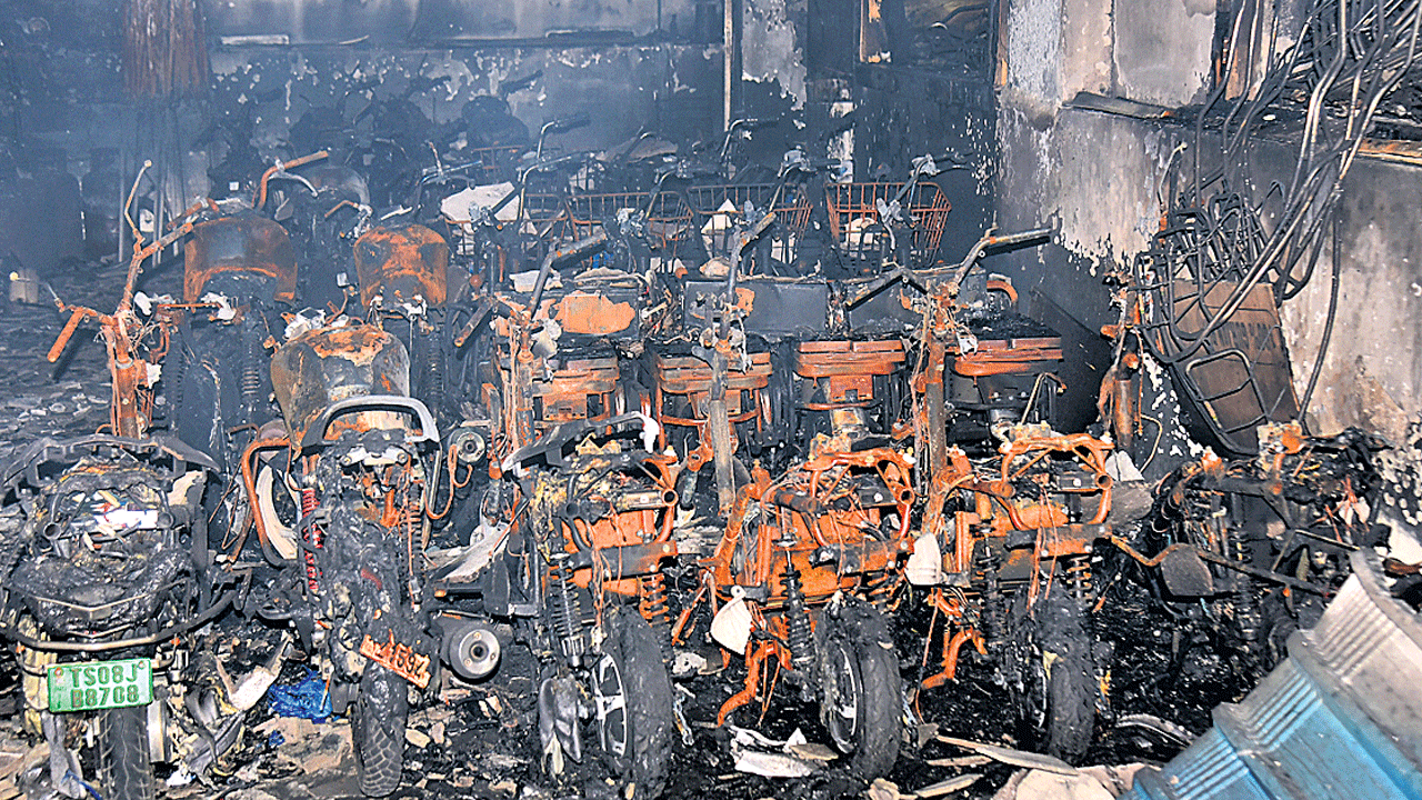 లిథియం బ్యాటరీ పేలి.. మంటలు