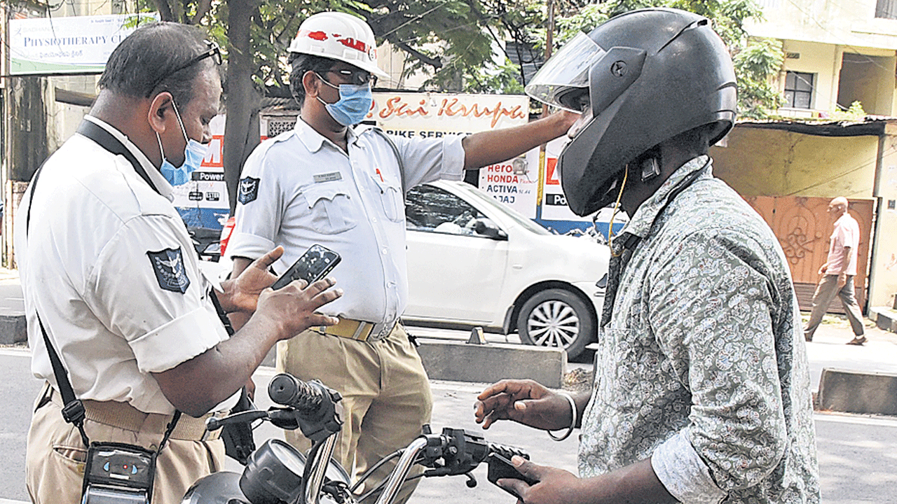 మీ బండికి చలాన్‌ పెండింగ్‌ ఉందేమో చెక్‌ చేసుకున్నారా?.. లేదంటే..?