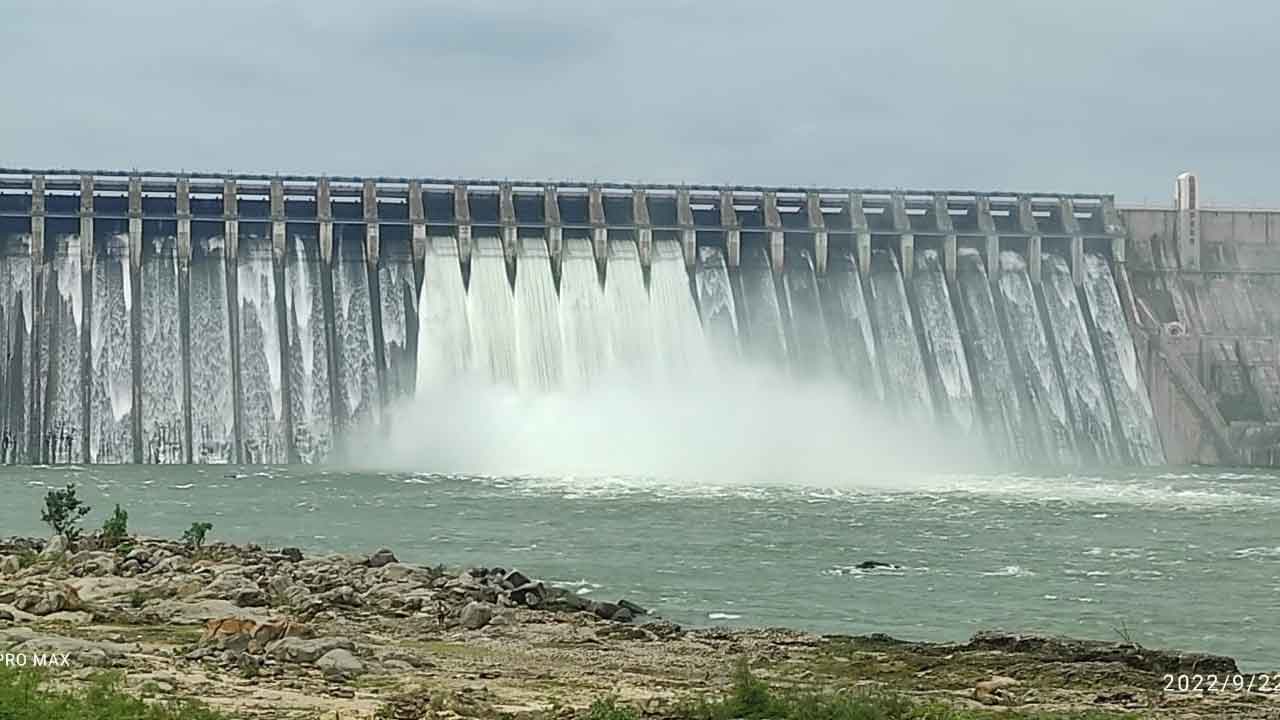 6 క్రస్ట్‌ గేట్ల ద్వారా సాగర్‌ నీటి విడుదల