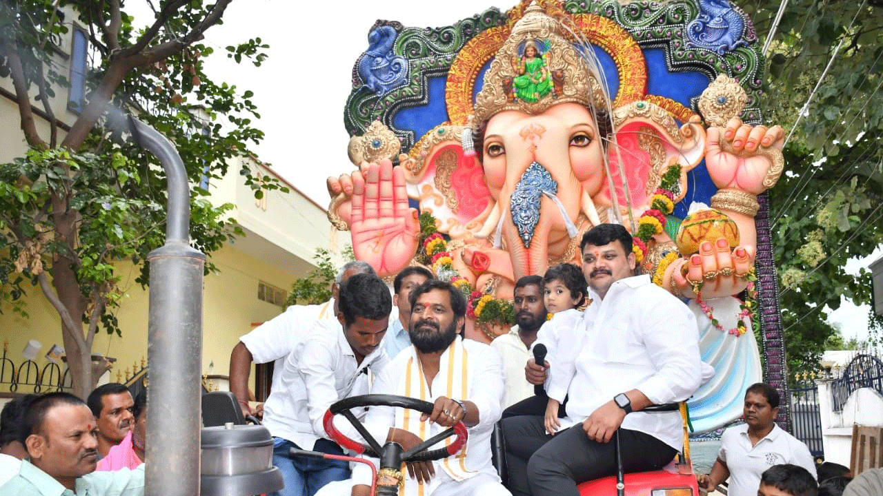 భక్తిశ్రద్ధలతో గణనాథుల నిమజ్జనం