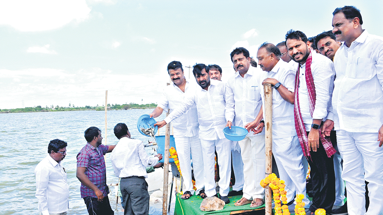 ఎవరో రాజీనామా చేస్తే పథకాలు రాలె