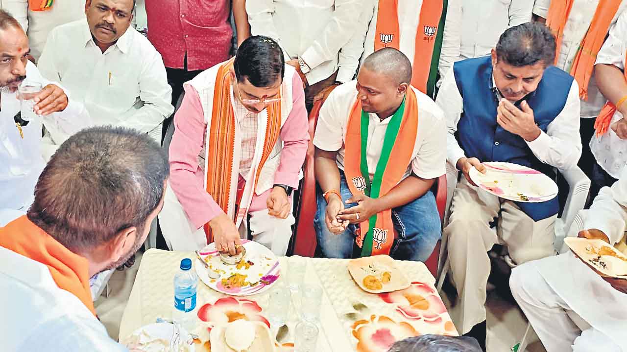 దళిత గూటిలో కేంద్రమంత్రి ‘హోటల్‌ బ్రేక్‌ఫాస్ట్‌’