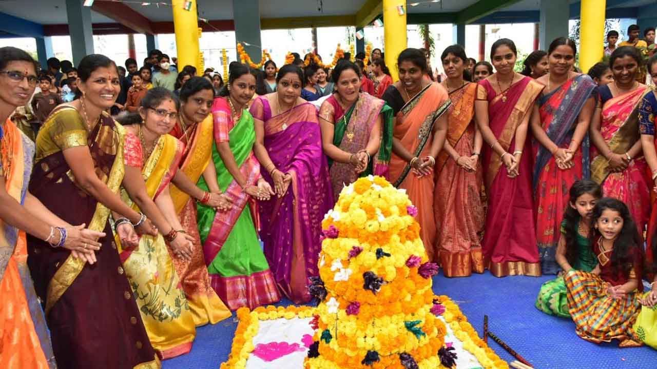 విద్యా సంస్థల్లో బతుకమ్మ సంబురాలు