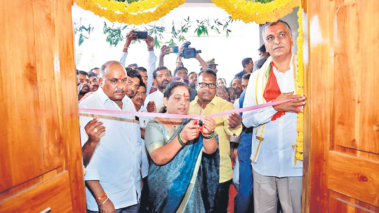 ఇటు విమర్శలు.. ఆటు కాపీలు.. బీజేపీ రెండు నాల్కలకు నిదర్శనం