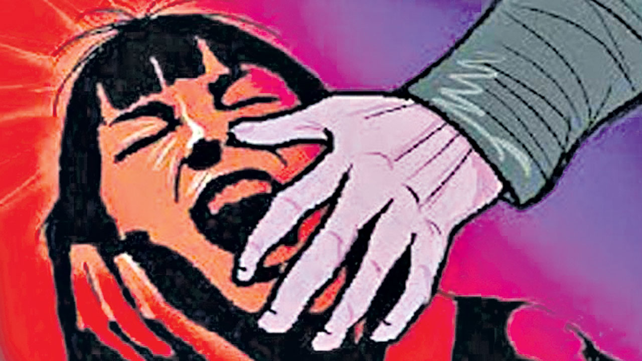 నడిరోడ్డుపై.. 2 కిలోమీటర్లు నగ్నంగా