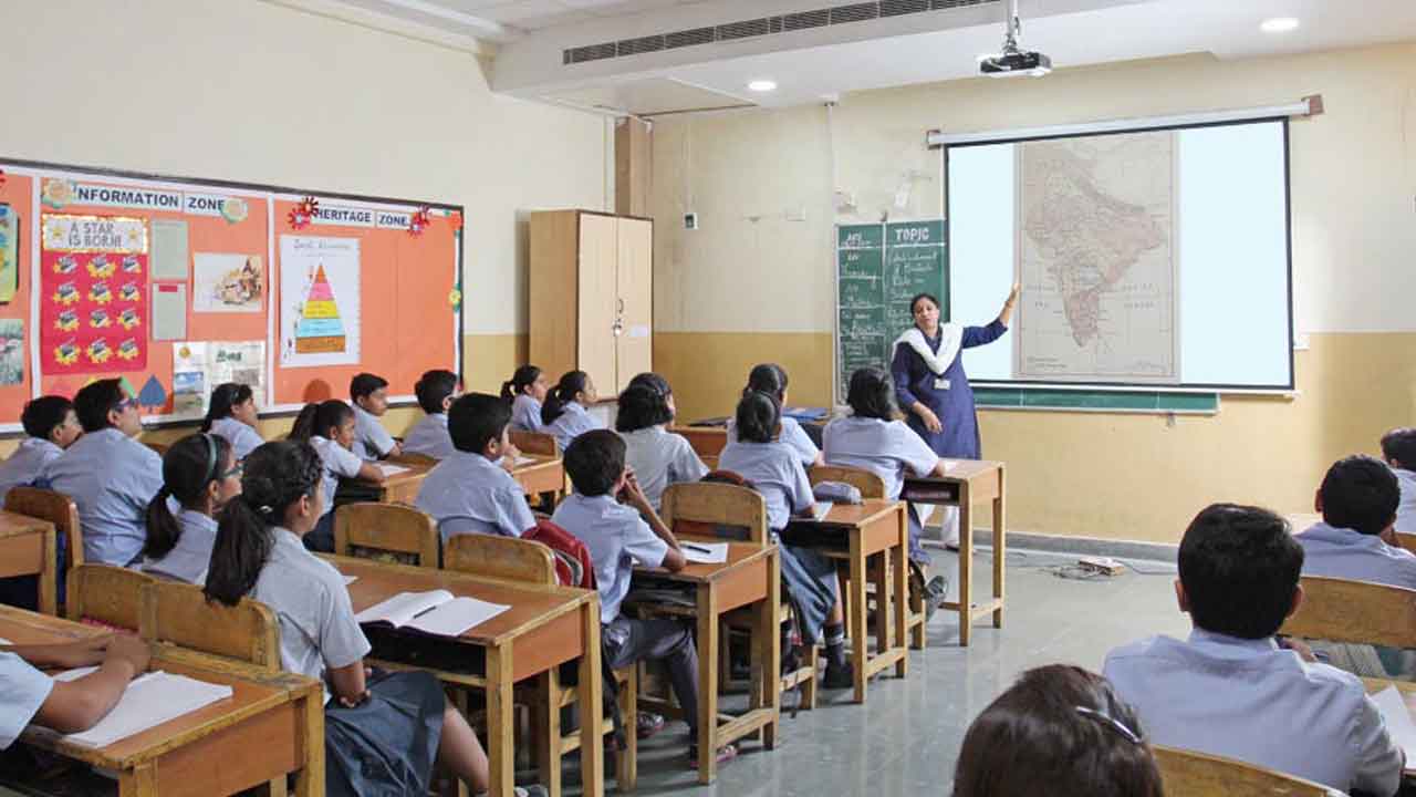 ప్రభుత్వ స్కూళ్లకు హైటెక్‌ హంగులు