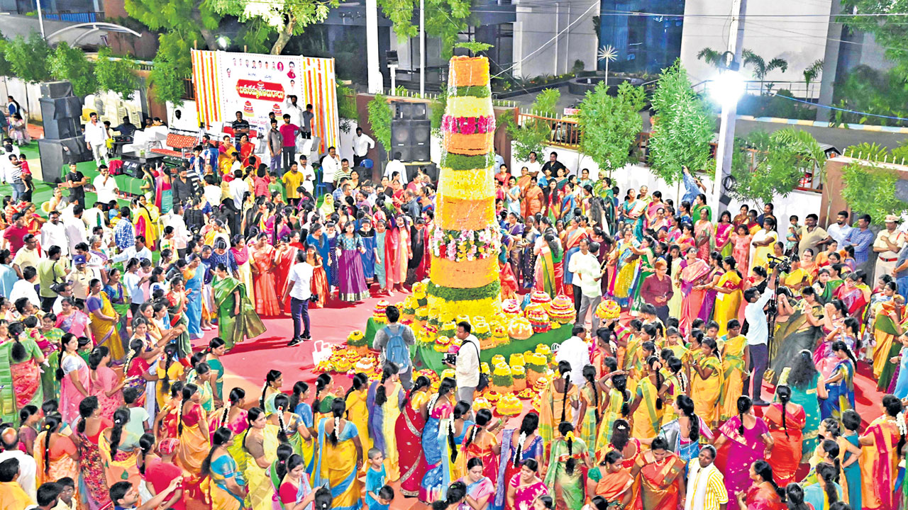 బతుకమ్మ బతుకమ్మ ఉయ్యాలో!