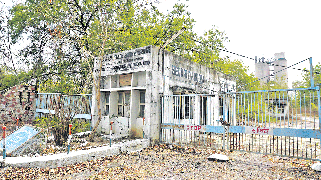 కేంద్రానికి ఎదురుదెబ్బ.. సీసీఐ యంత్ర సామగ్రి వేలానికి బ్రేక్‌