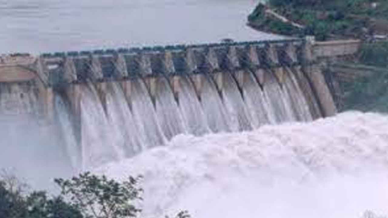 శ్రీశైలం జలాశయానికి కొనసాగుతున్న వరద ఉద్ధృతి