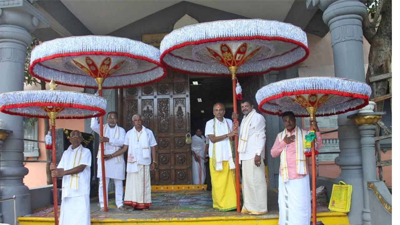 తిరుమల శ్రీవారి సన్నిధికి చేరుకున్న చెన్నై గొడుగులు