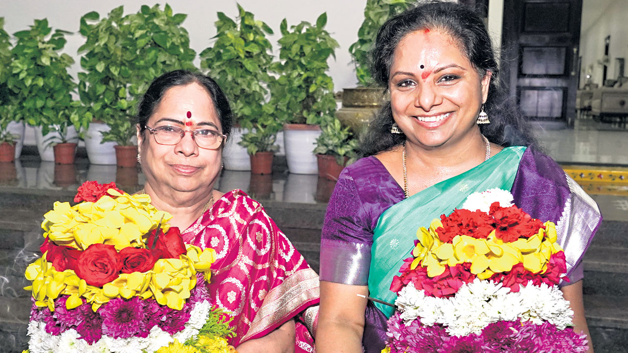 ప్రగతి భవన్‌లో పూల పండుగ