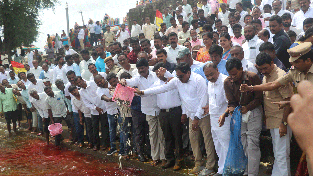మత్స్యరంగానికి కేసీఆర్‌ ఊపిరి