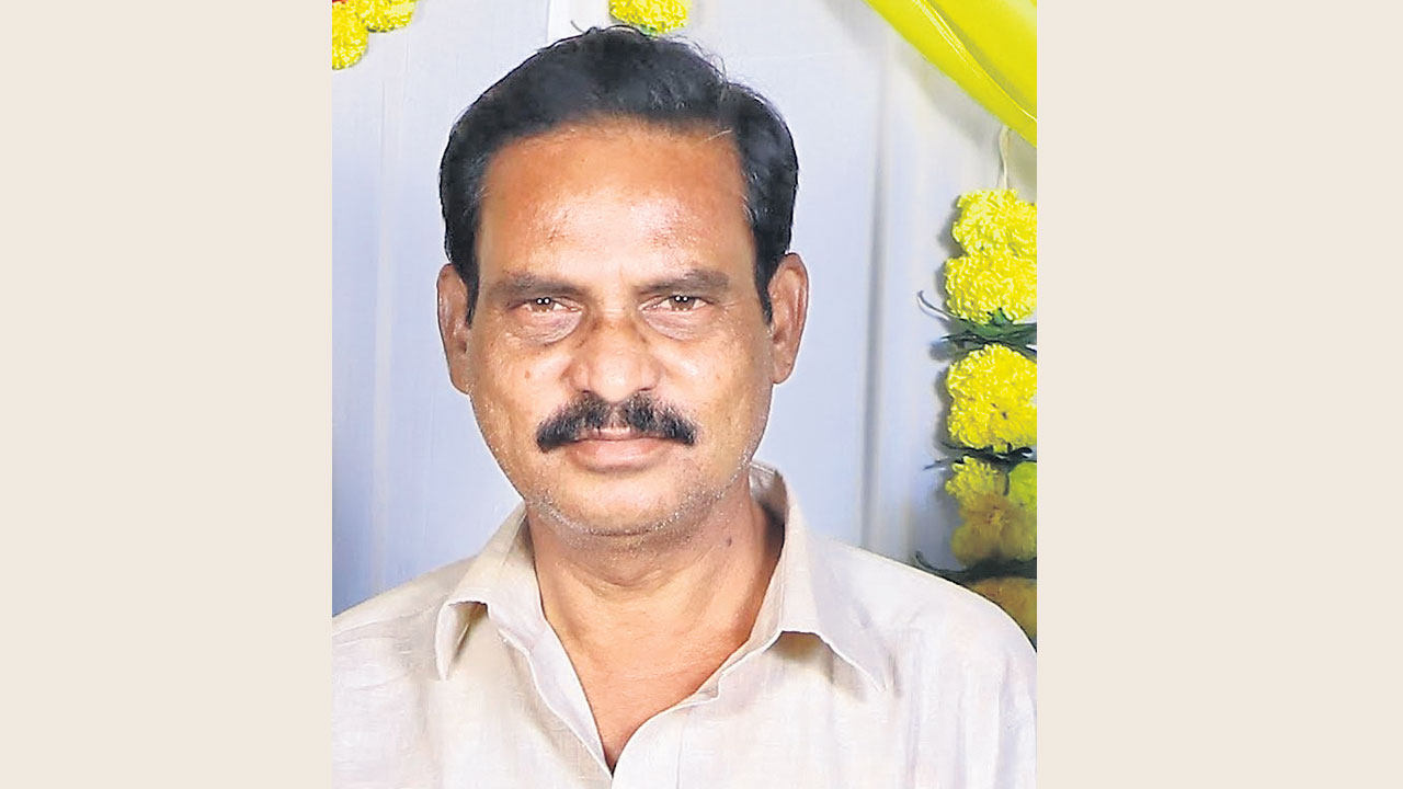 భార్య సమాధి వద్దే కుప్పకూలిన భర్త