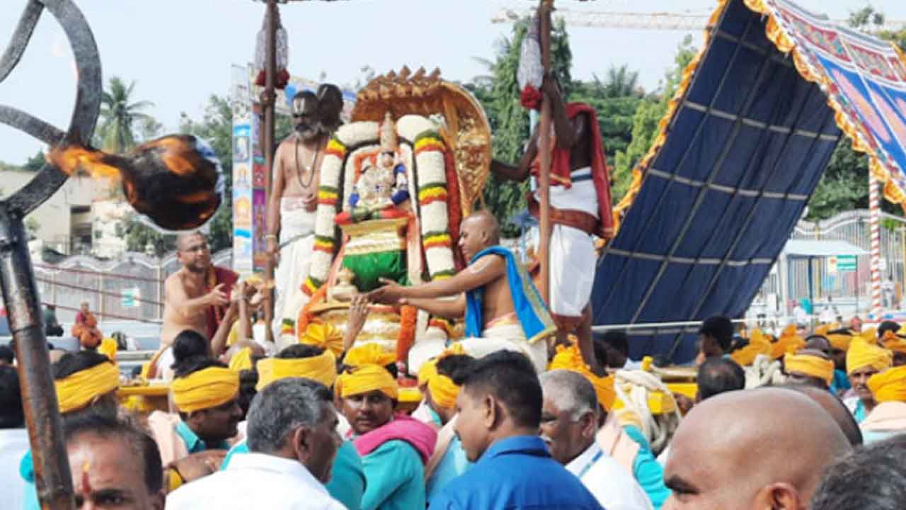 చినశేష వాహనంపై దర్శనం ఇచ్చిన మలయప్పస్వామి