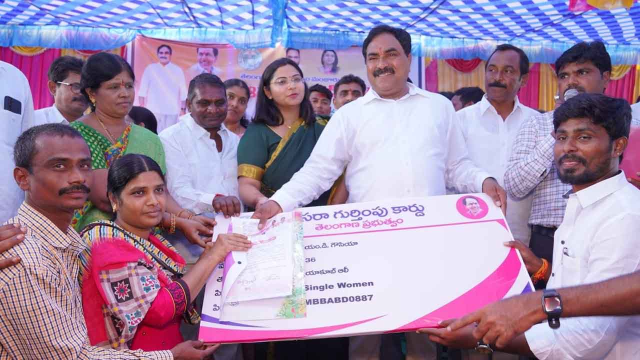 పండుగలా పంపిణీ