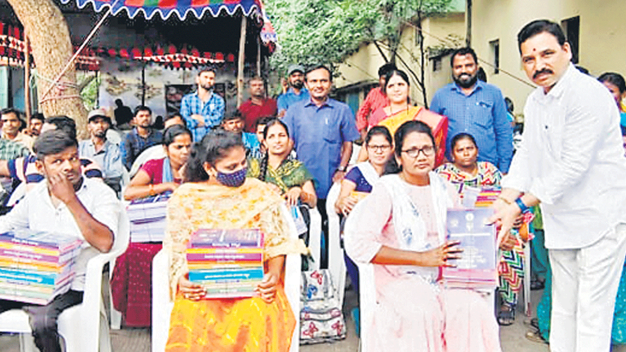 దివ్యాంగ అభ్యర్థులకు స్టడీ మెటీరియల్‌ పంపిణీ