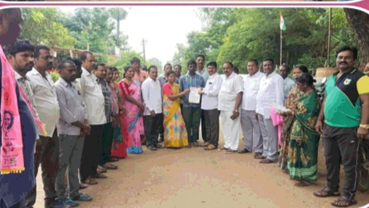 సీఎంఆర్‌ఎఫ్‌ చెక్కుల పంపిణీ