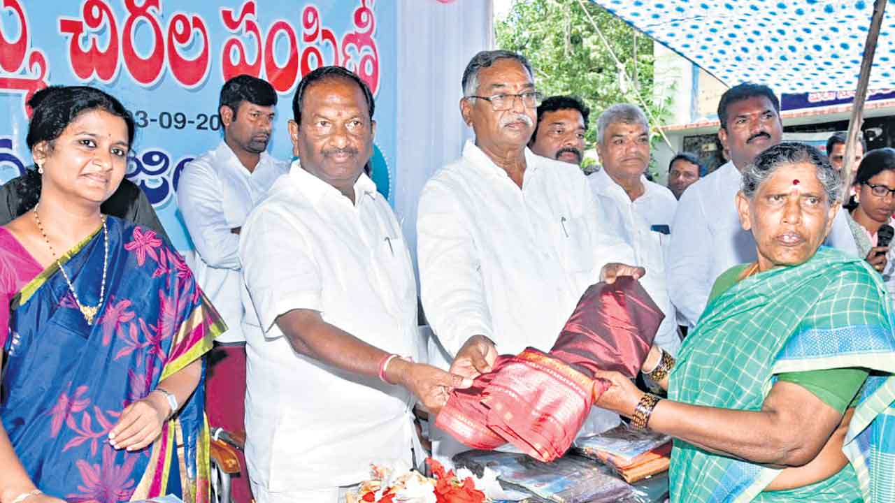 బతుకమ్మ చీరె.. సంబురంగా మారె!