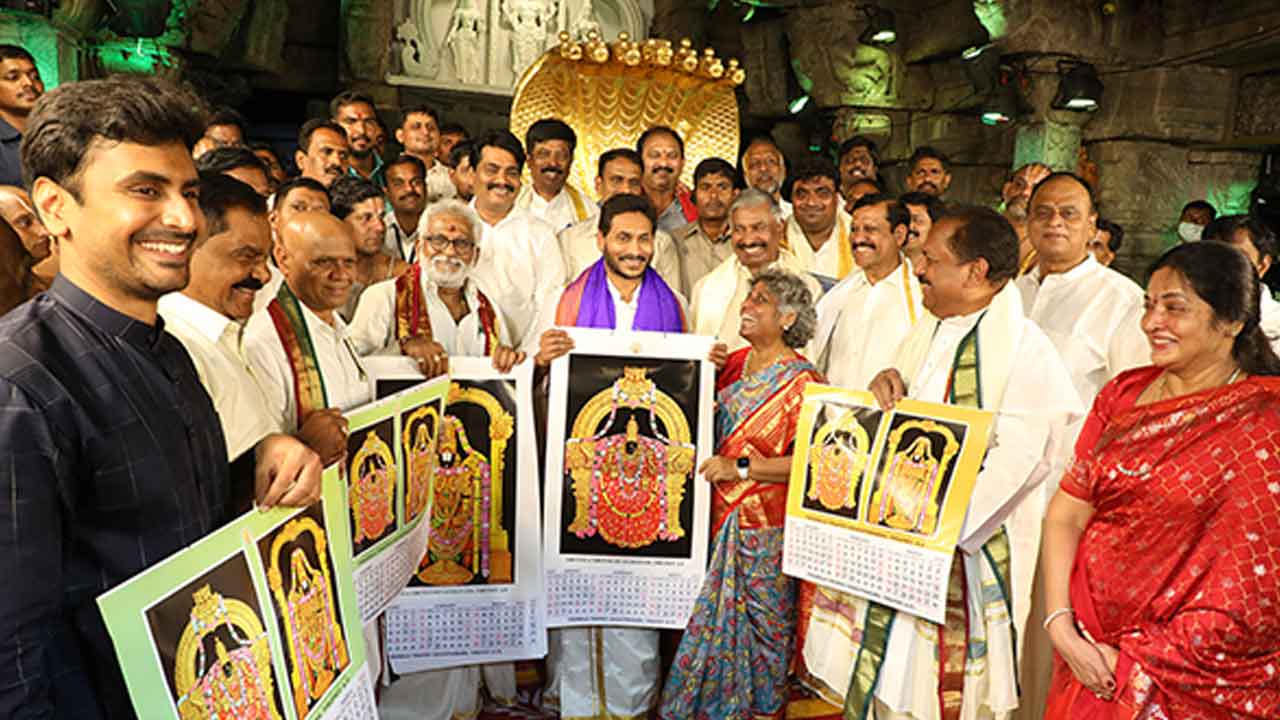 టీటీడీ డైరీలు, క్యాలెండర్లను ఆవిష్కరించిన ఏపీ సీఎం