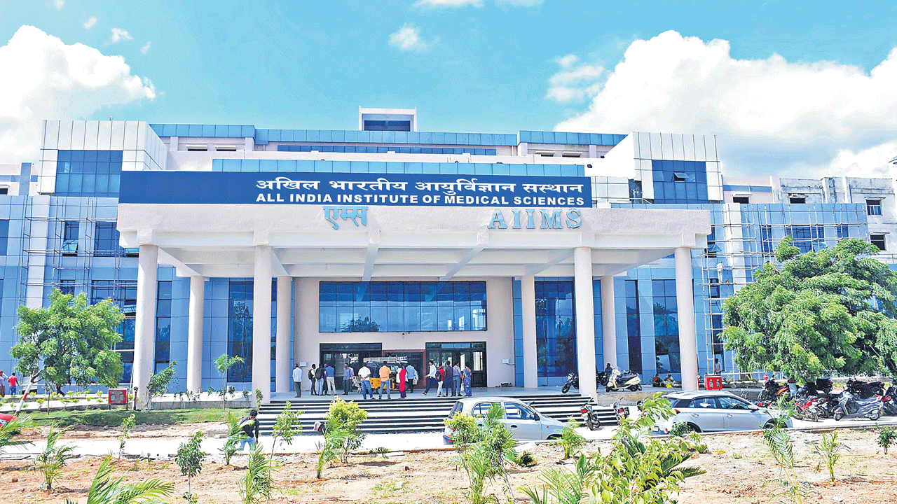 ఎయిమ్స్‌.. ఆగమాగం.. కేంద్ర దవాఖానల్లో సగమే స్టాఫ్‌