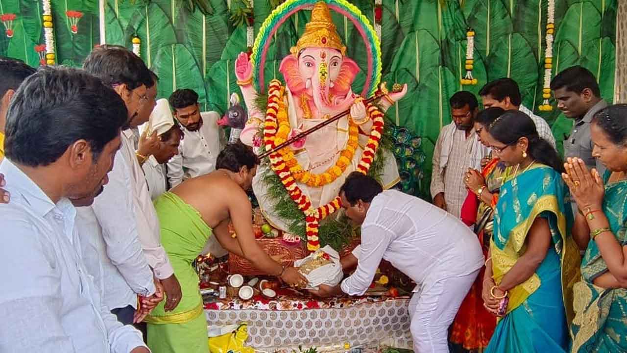 కొలువుదీరిన గణనాథులు