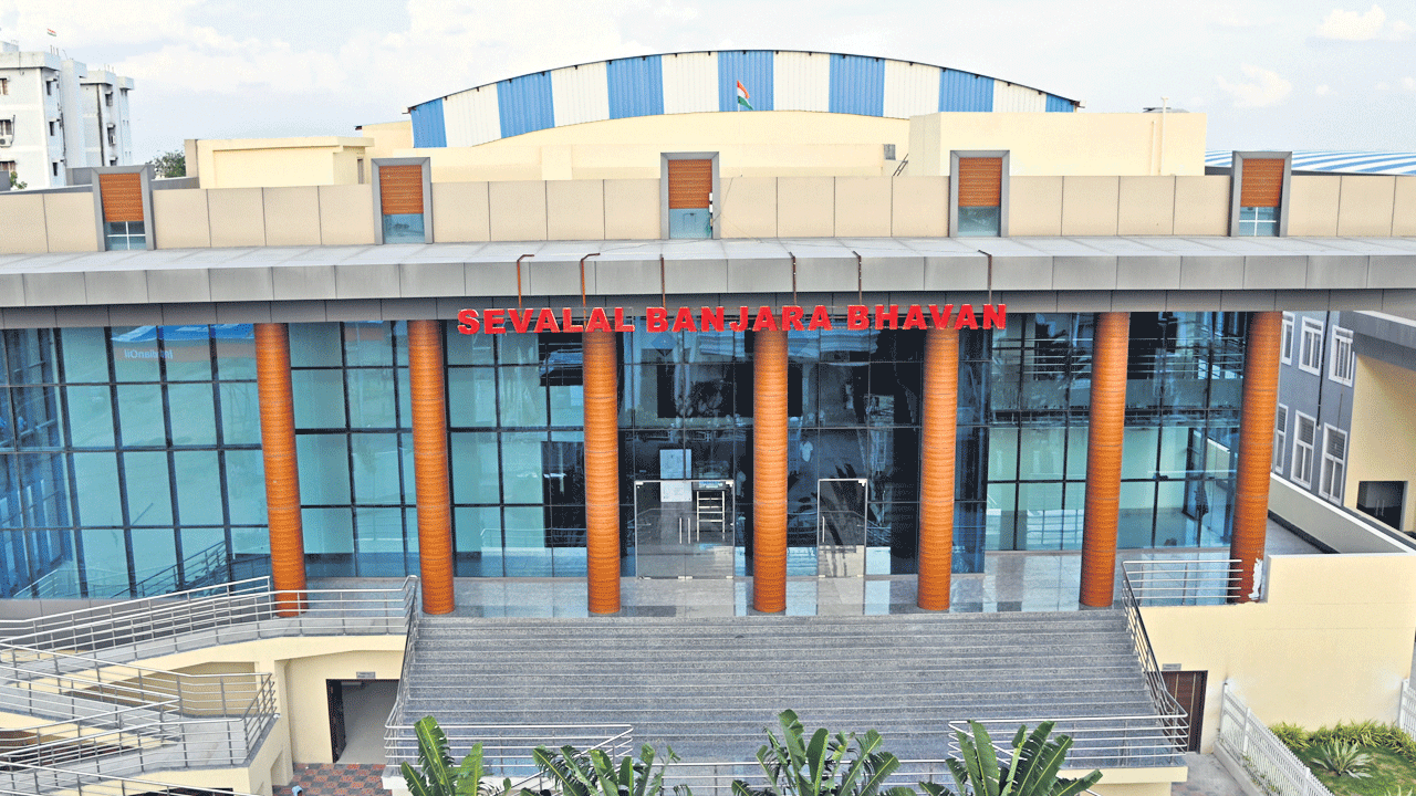 అడవిబిడ్డల ఆత్మగౌరవ ప్రతీకలు