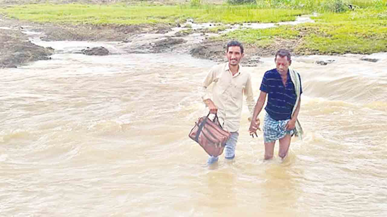వాగు దాటి.. వైద్యమందించి..