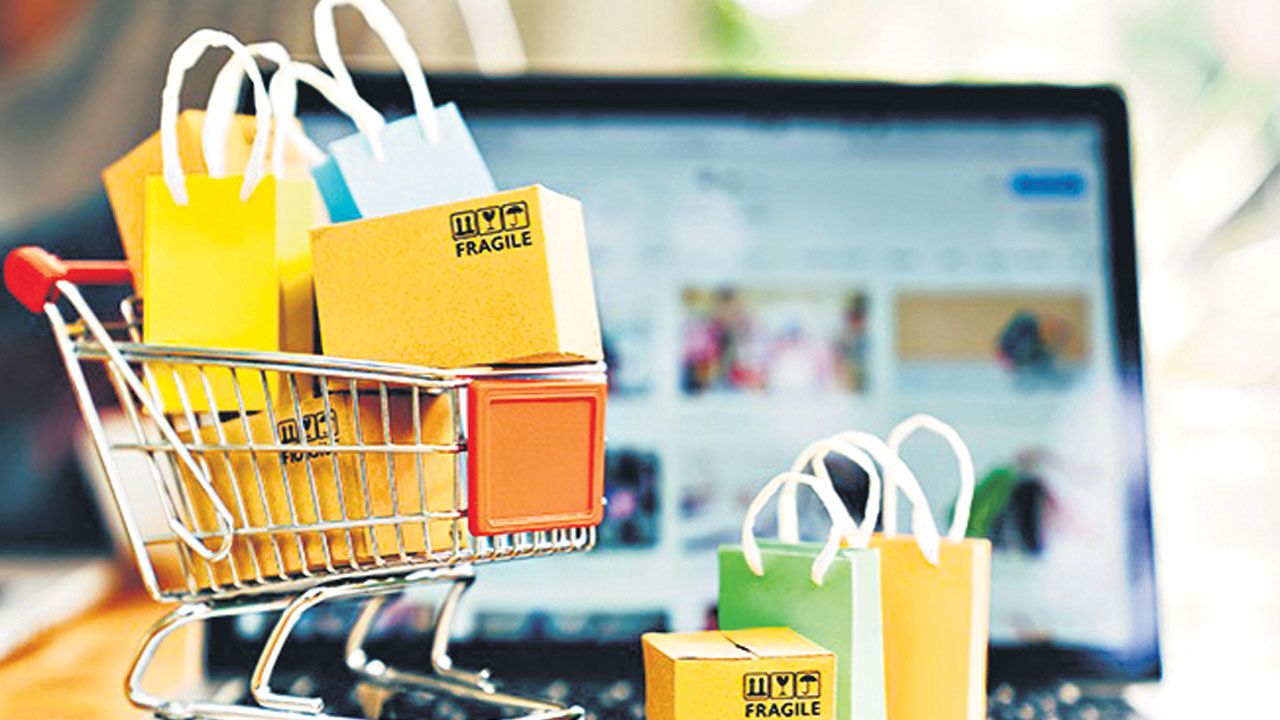జోరుగా అమ్మకాలు.. ఆఫర్లతో ఆకట్టుకుంటున్న ఈ-కామర్స్‌ సంస్థలు