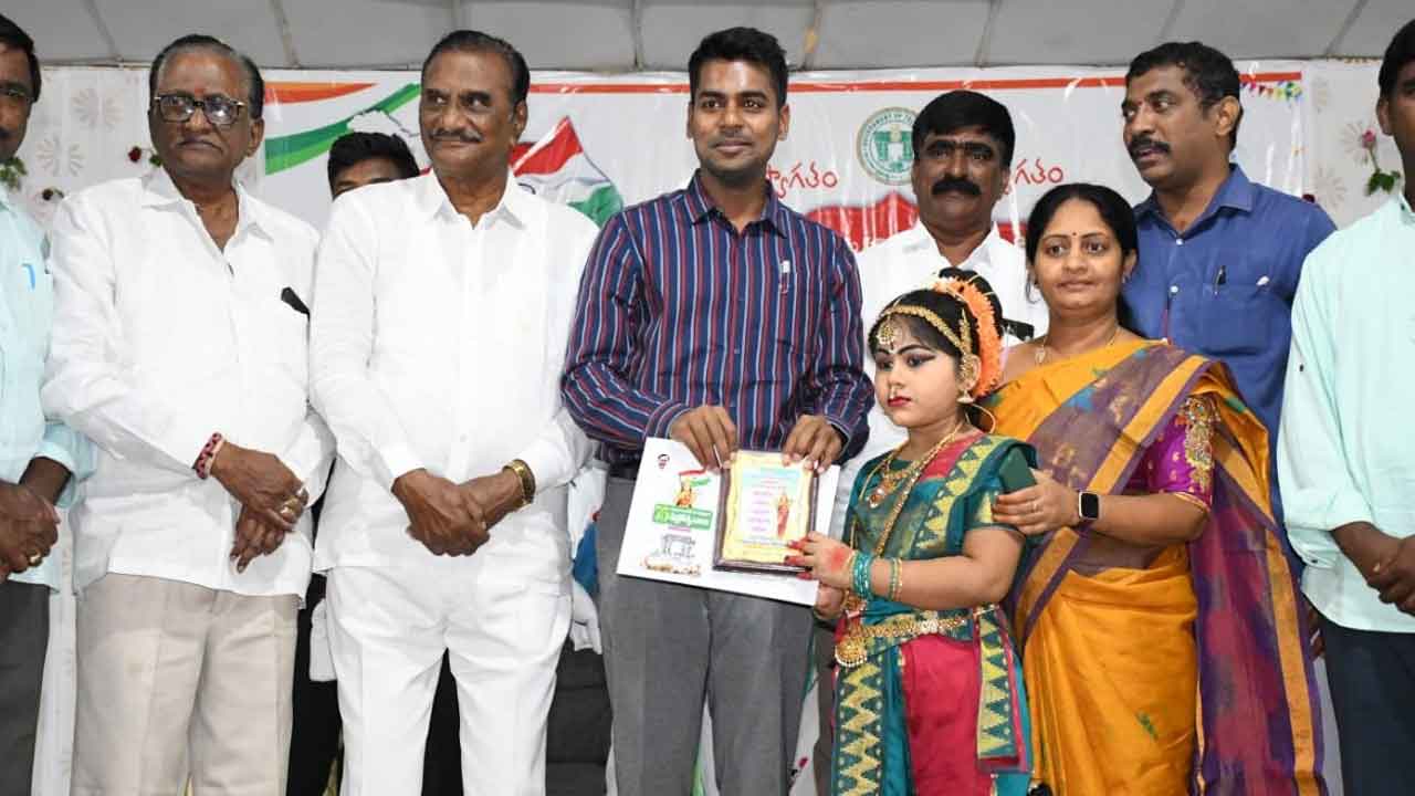 మహనీయుల త్యాగం నేటి తరానికి ఆదర్శం