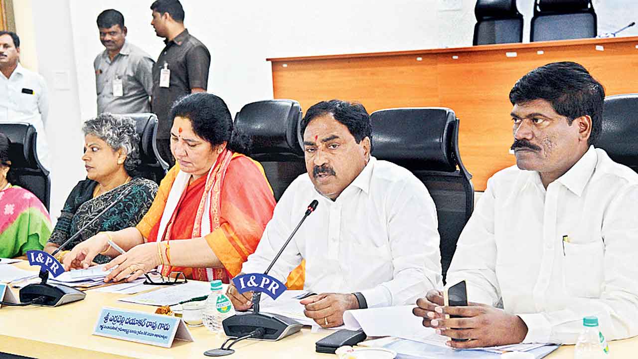 అర్హులందరికీ పట్టాలు