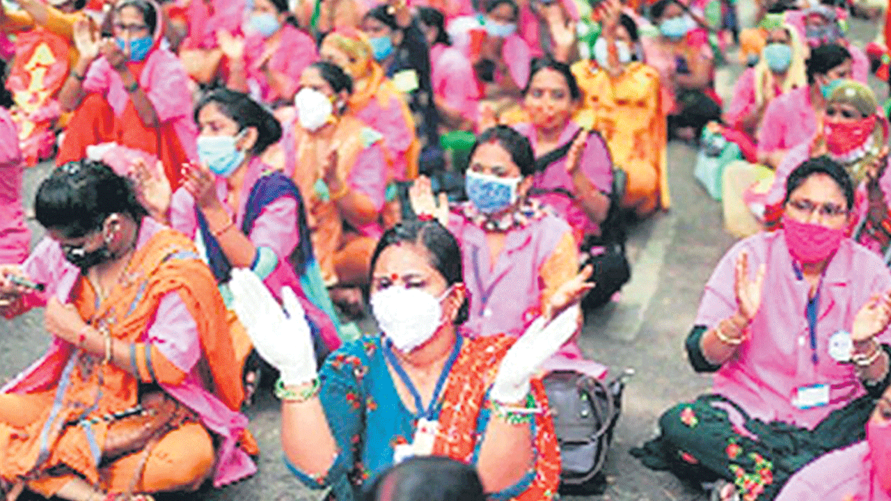 6 నెలలుగా వేతనాల్లేవ్‌.. యూపీలో మళ్లీ ఆశా వర్కర్ల నిరసన