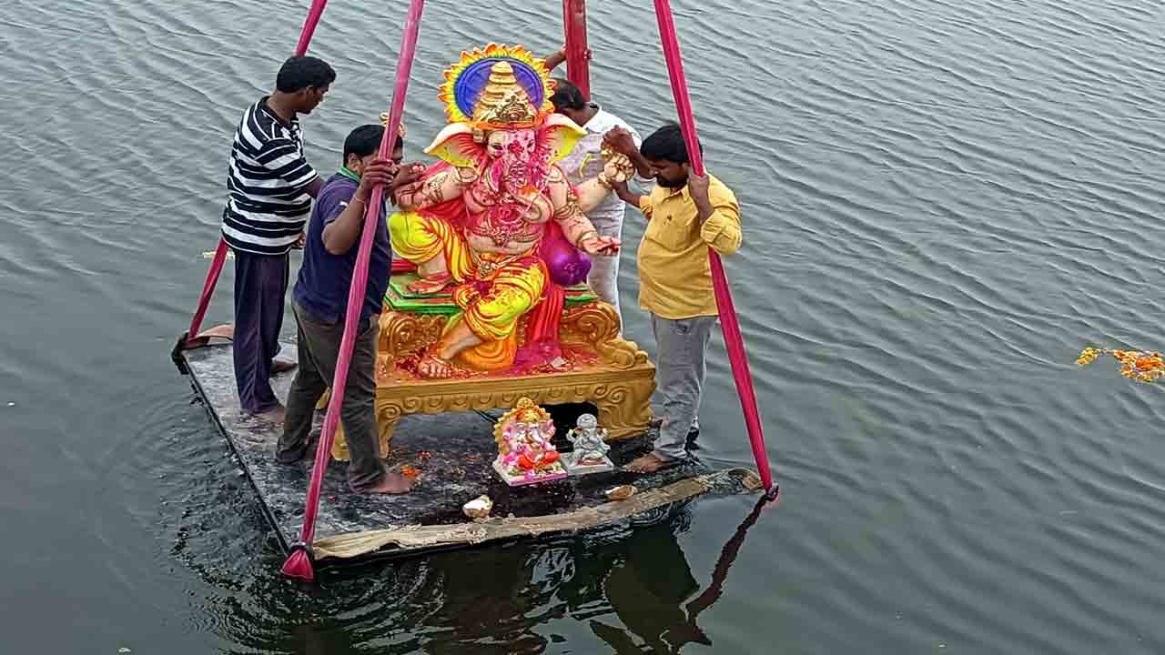 గంగమ్మ ఒడికి గణపయ్య..