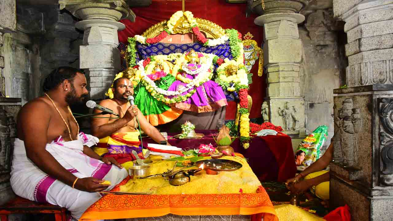 యాదాద్రిలో భక్తజన కోలాహలం