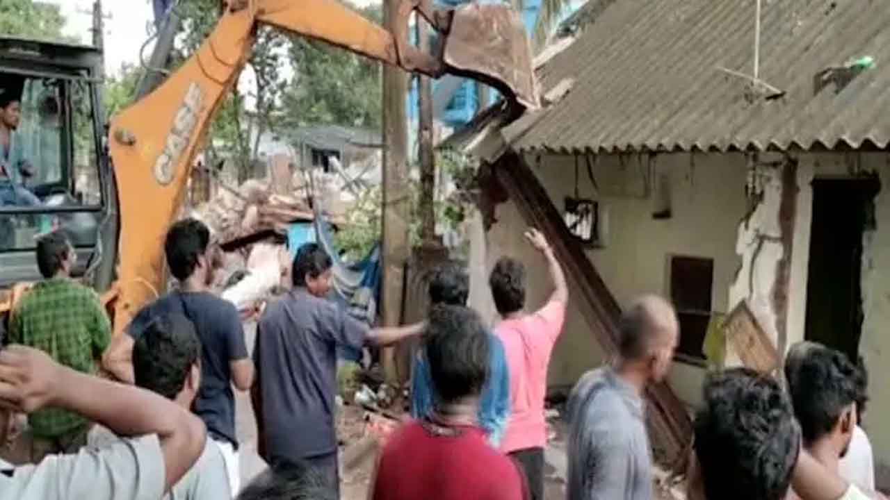 రైల్వే స్థలాల్లో అక్రమ ఇండ్ల నిర్మాణాలు కూల్చివేత