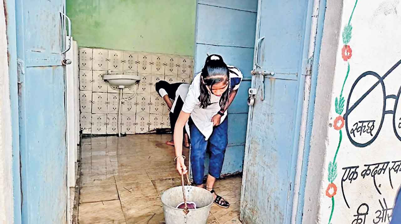 విద్యార్థినులతో టాయిలెట్లు క్లీనింగ్‌