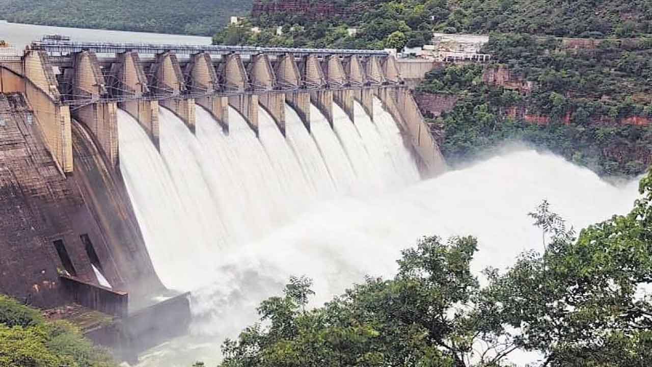 శ్రీశైలం జలాశయానికి కొనసాగుతున్న వరద.. పది గేట్ల ద్వారా నీటి విడుదల