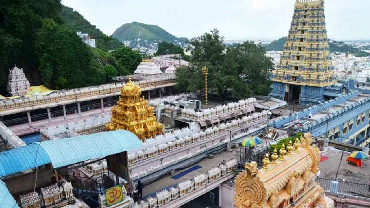 ఇంద్రకీలాద్రిపై మాల వితరణకు అవకాశం లేదు : ఈవో