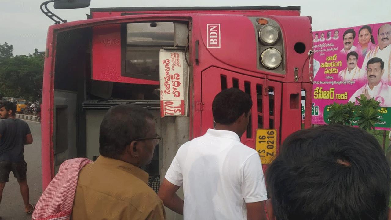 లారీ ఢీకొని ఆర్టీసీ బస్సు బోల్తా