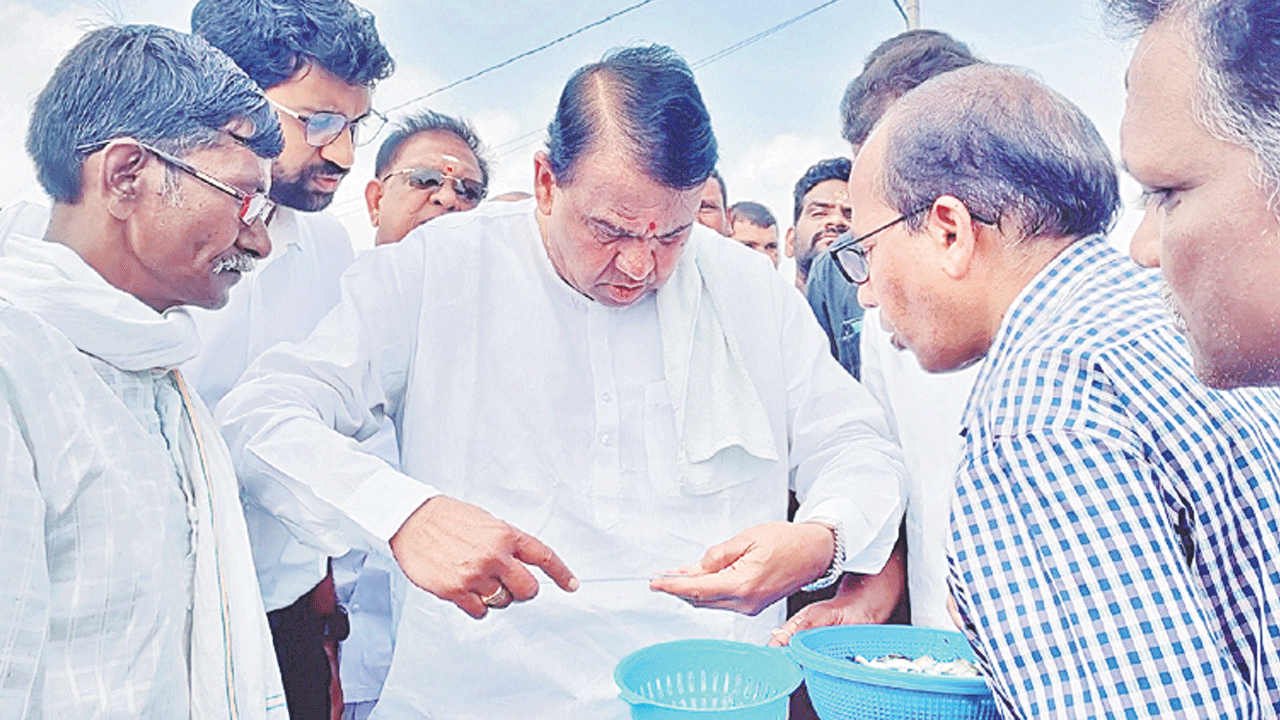 మత్స్యకారులు ఆర్థికంగా ఎదగాలి