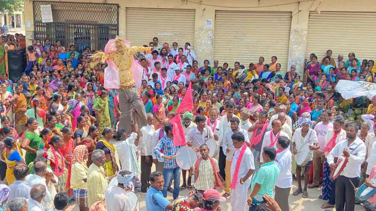 పాడెకట్టి..చావుడప్పు కొట్టి!