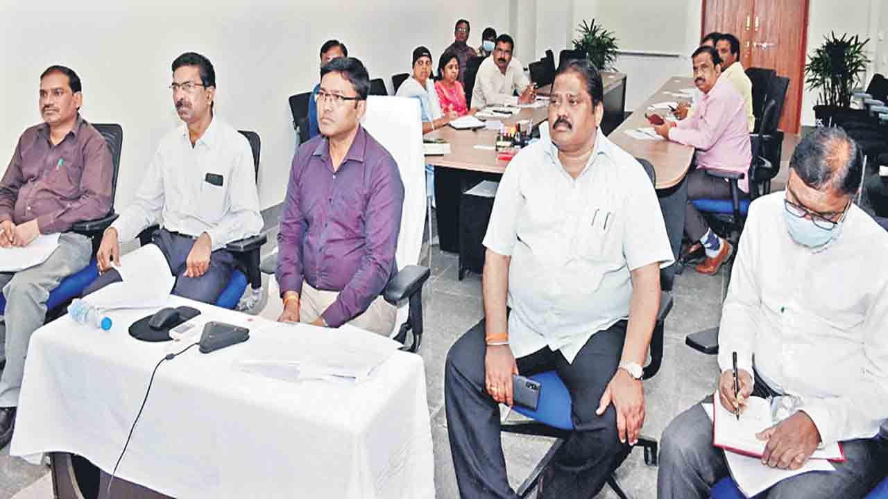 అర్హులందరికీ ఓటు హక్కు కల్పించాలి