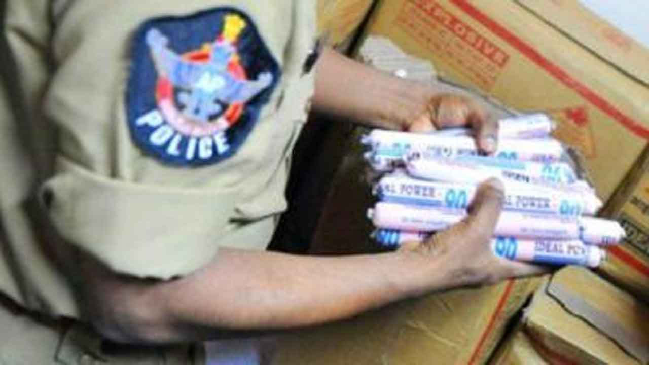 ఆంధ్రా-ఒడిస్సా సరిహద్దులో మావోయిస్టు డంపు స్వాధీనం