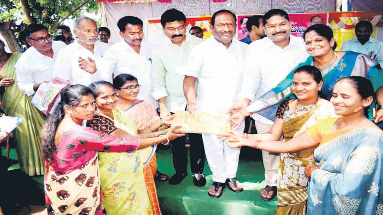 అర్హులందరికీ పింఛన్లు