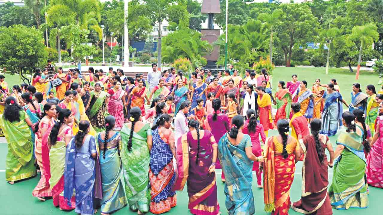 ఒక్కేసి పువ్వేసి చందమామ..