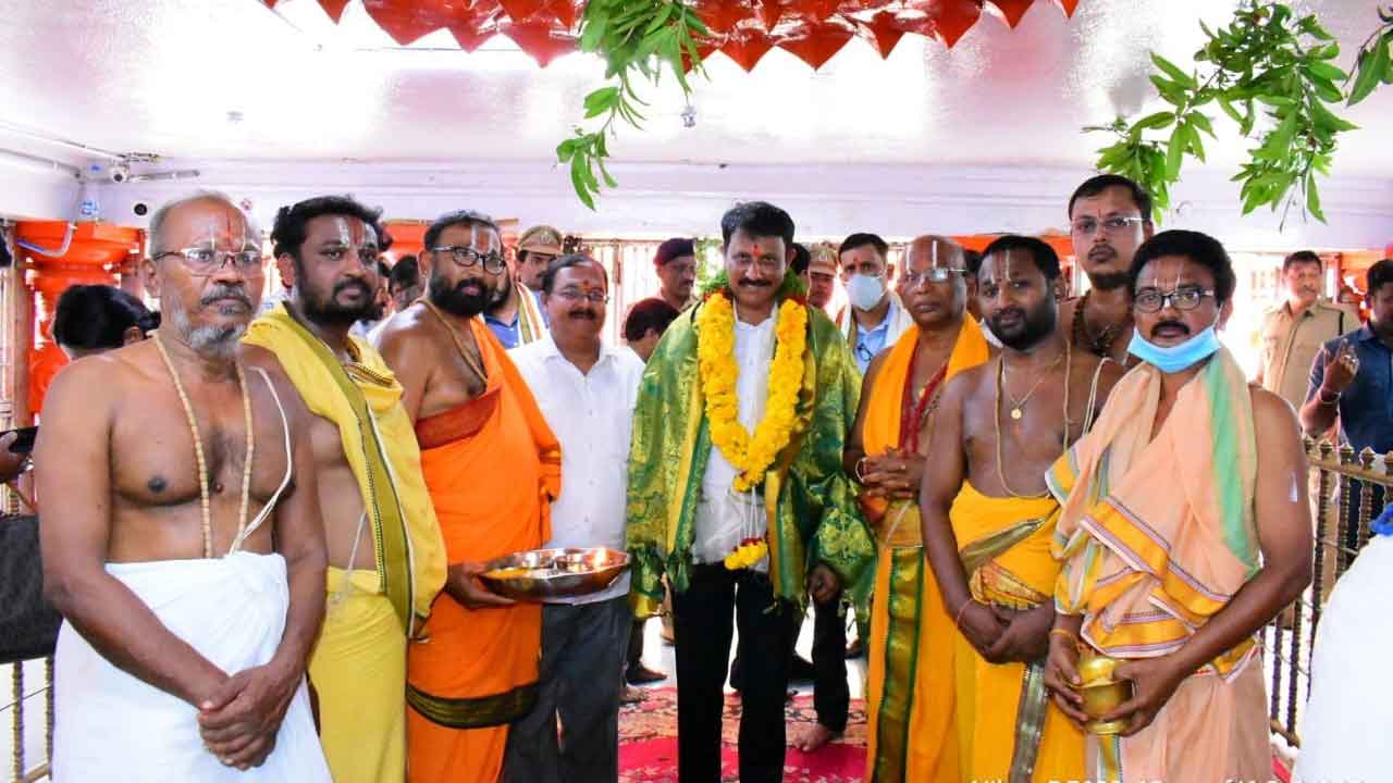 దైవ సన్నిధిలో హైకోర్టు జడ్జి