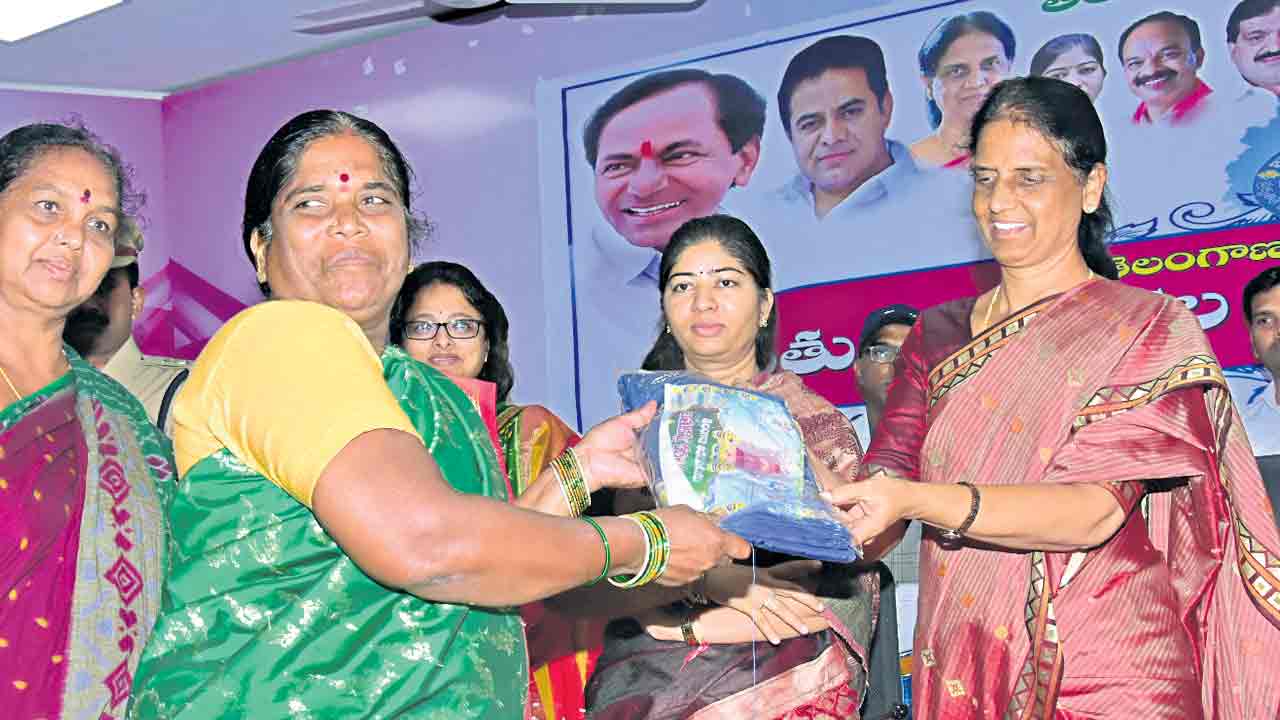 కానుకొచ్చే..సంబరం తెచ్చే..