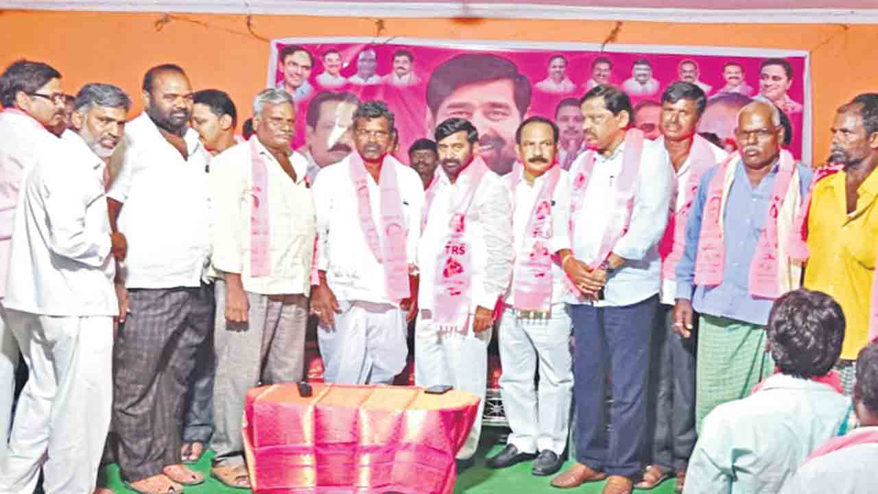 టీఆర్‌ఎస్‌లోకి వలసల జోరు