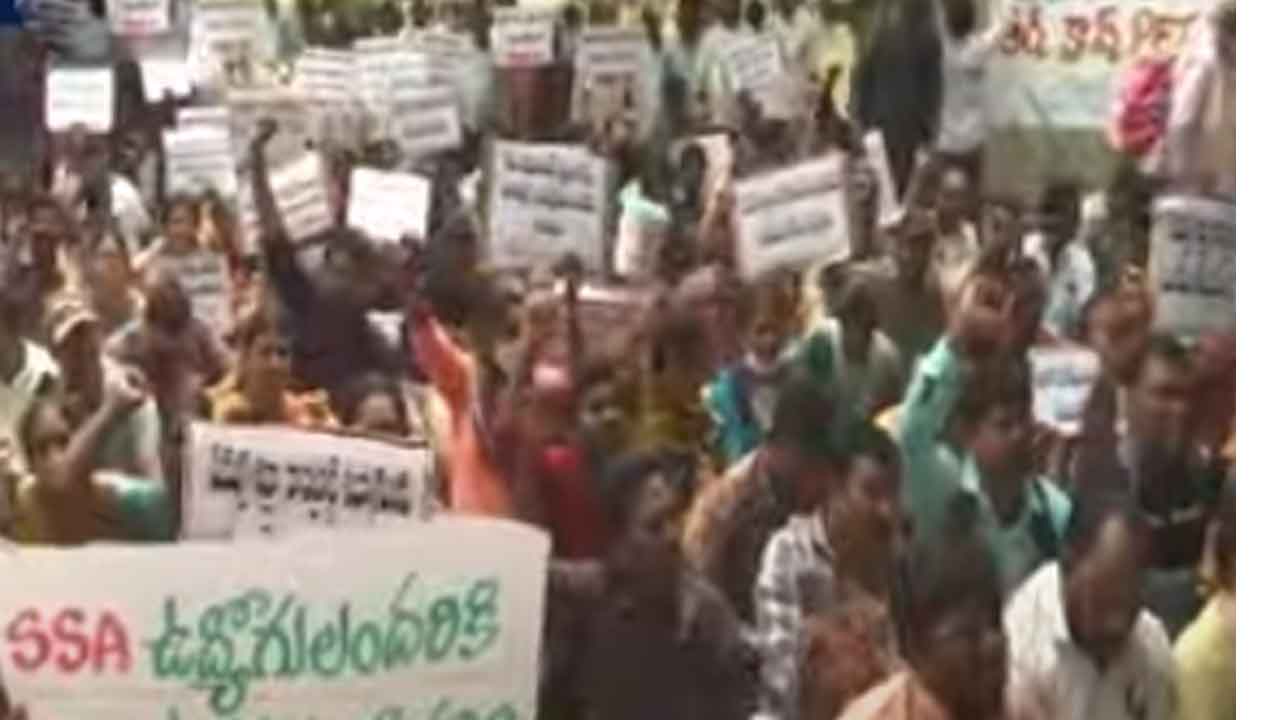 ఏపీలో కాంట్రాక్ట్‌, ఔట్‌సోర్స్‌ ఉద్యోగుల ధర్నా