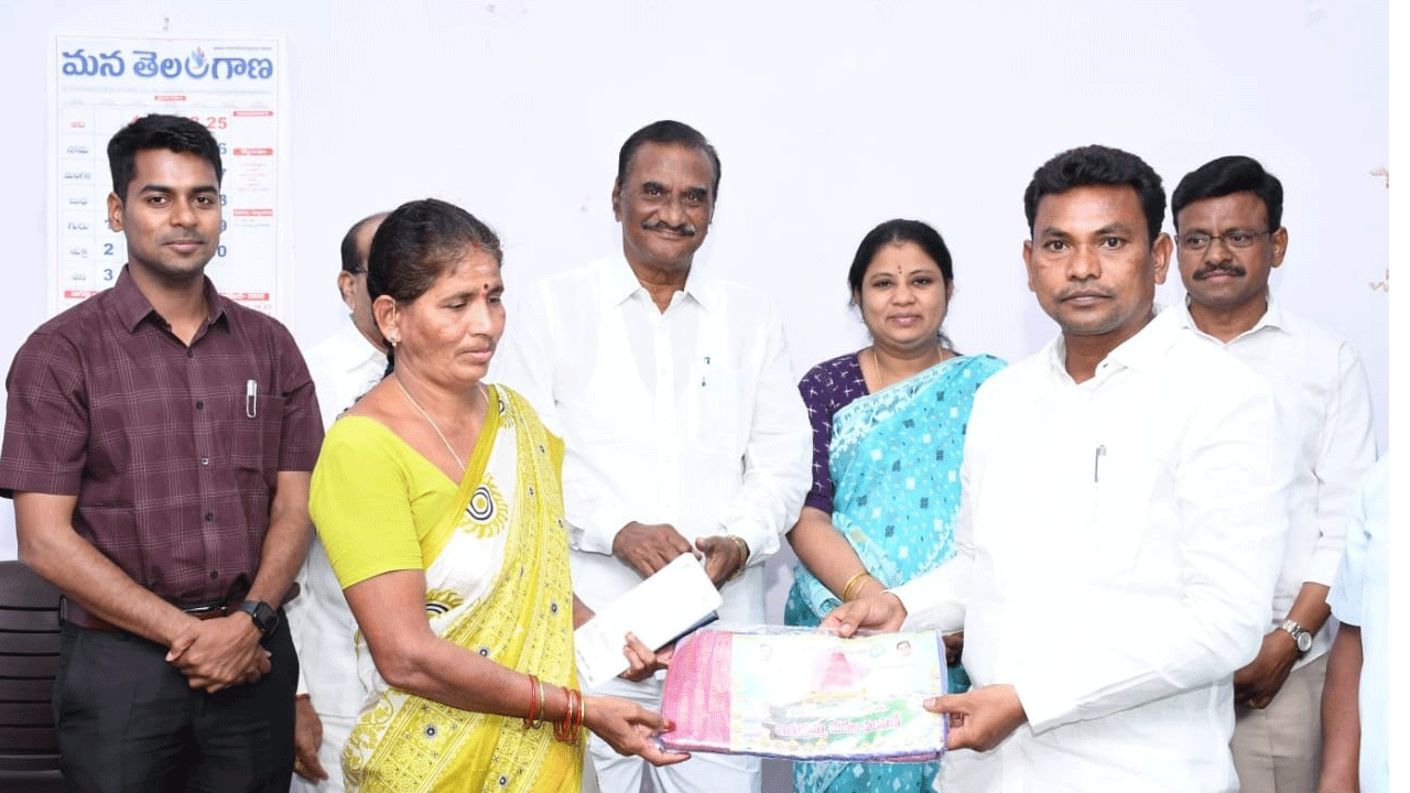 ఆడబిడ్డలకు కానుక ‘బతుకమ్మ చీరెలు’