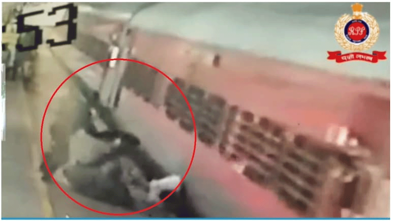వైర‌ల్ వీడియో | క‌దులుతున్న రైలు, ప్లాట్‌ఫాం మ‌ధ్య చిక్కుకున్న ప్ర‌యాణీకుడిని కాపాడిన ఆర్‌పీఎఫ్ సిబ్బంది